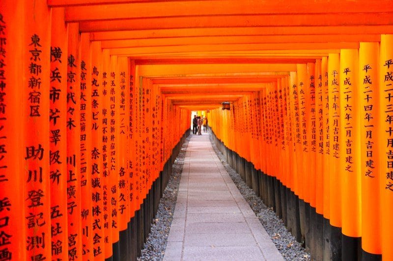 京都では伏見稲荷など寺社仏閣や古い町並みを巡る：flicker Travisより引用