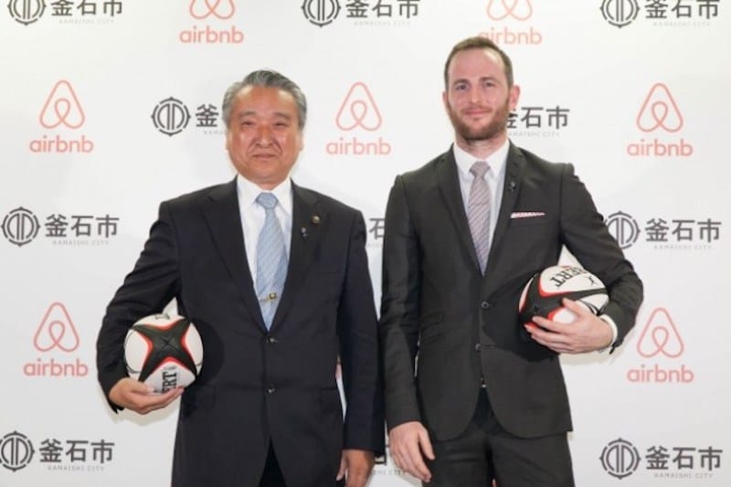 釜石市長 野田武則さんとAirbnb共同創設者兼CPOジョー・ゲビアさん：Airbnb Japanプレスリリースより引用
