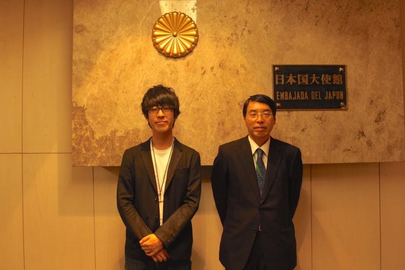 在メキシコ日本大使館にて、メキシコの山田大使と株式会社MATCHA代表取締役青木