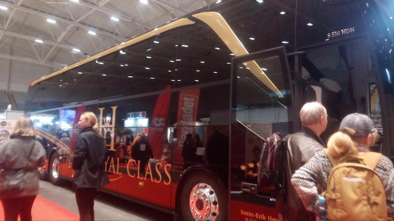 ▲「Reiselivsmessen Oslo 2018」の様子：ラグジュアリーな高級バス
