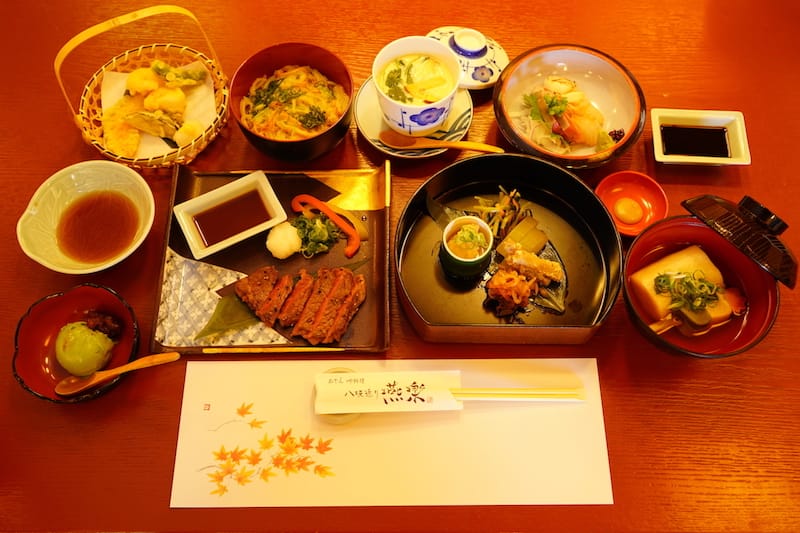 訪日観光客の日本観光で期待する対象は食が大きい。