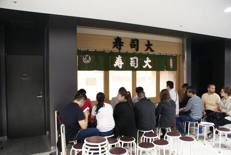豊洲市場の寿司屋前で並ぶ人たち