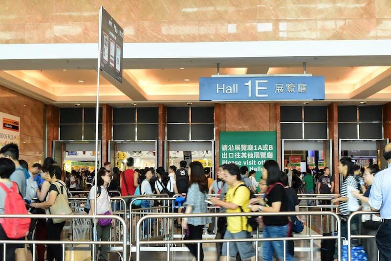 「Hong Kong Book Fair 2018」の様子：来場客で混み合う会場入口