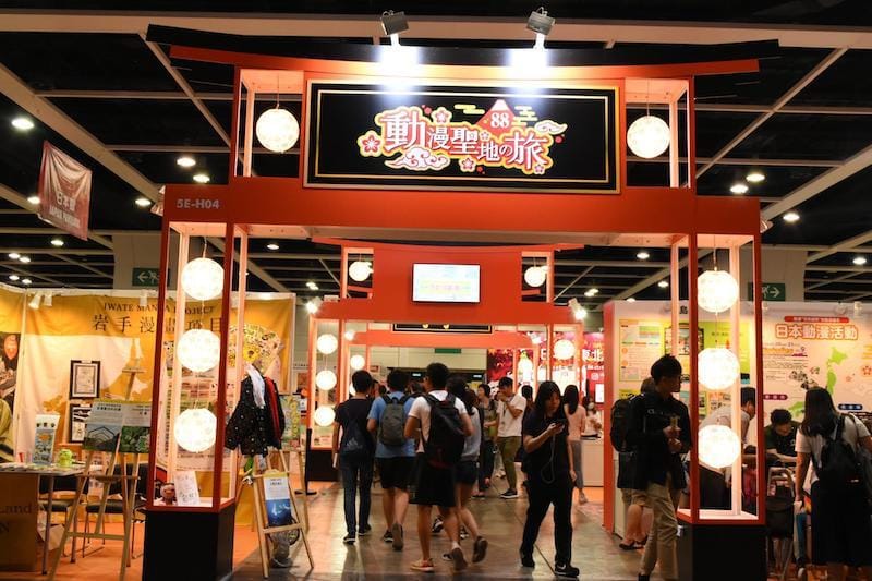 「Hong Kong Book Fair 2018」の様子：日本情緒を感じさせる鳥居を目当てに多くの来場客が集まる。鳥居には「動漫聖地の旅」（動漫=アニメ・漫画）と記載されている