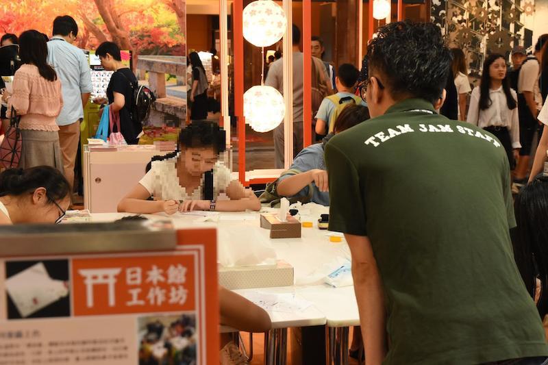 「Hong Kong Book Fair 2018」の様子：塗り絵やトレーシングなどを体験する来場客