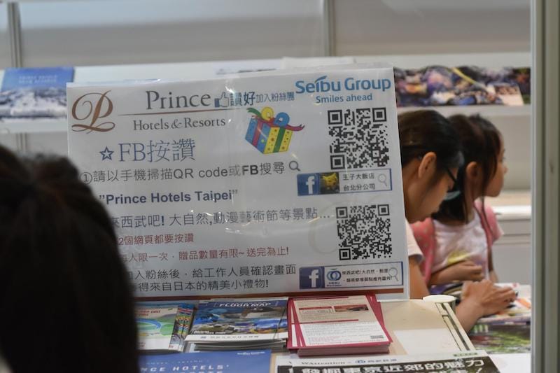 「Hong Kong Book Fair 2018」の様子：「いいね！」を付けると日本からの数量限定ギフトをもらえる仕組み。多くの人が興味を示していた